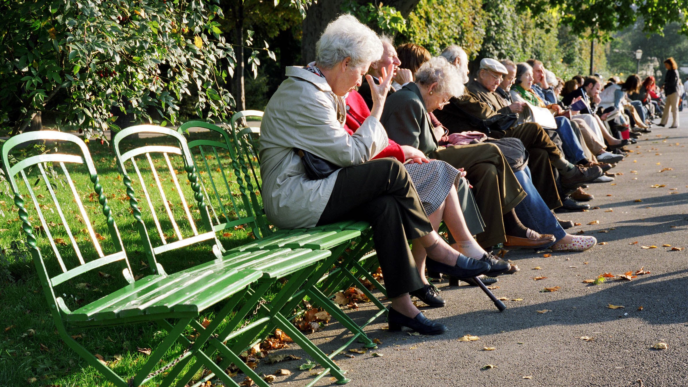 Dôchodcovia sedia na lavičke_jeseň_rozprávajú sa_ilustračné